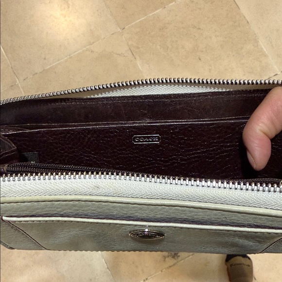 Coach Elegant Cream Leather Wallet - Picture 4 of 10